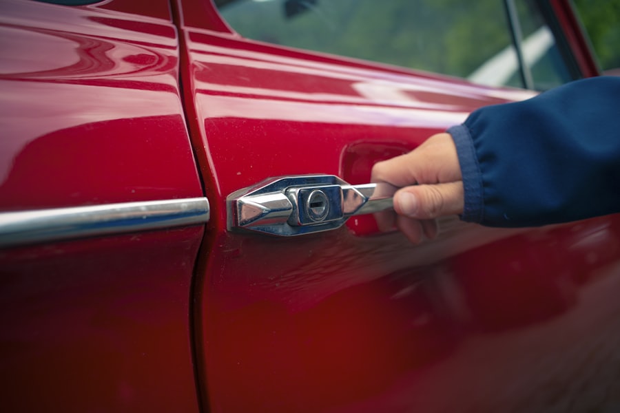 Mano abriendo la puerta de un auto, cerrajero automotriz en Santiago