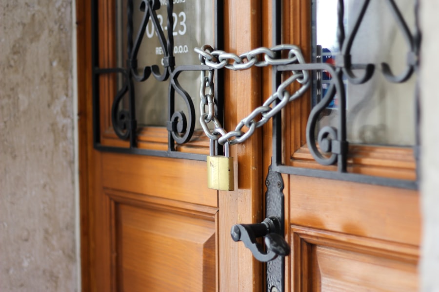 Cadena y candado en una puerta con reja, refuerzo de seguridad en Santiago