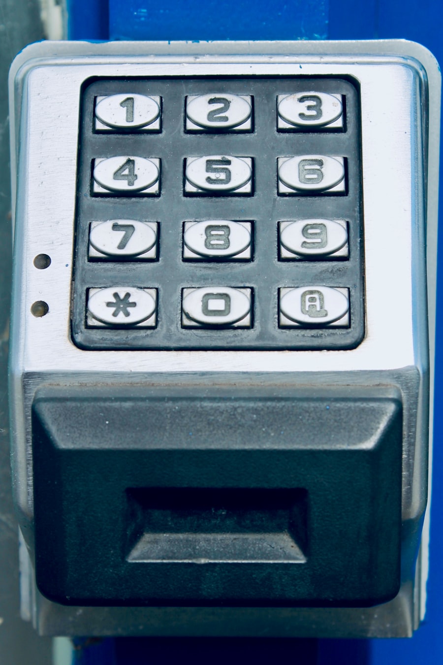 Cerradura digital con teclado retroiluminado en una puerta de Chile