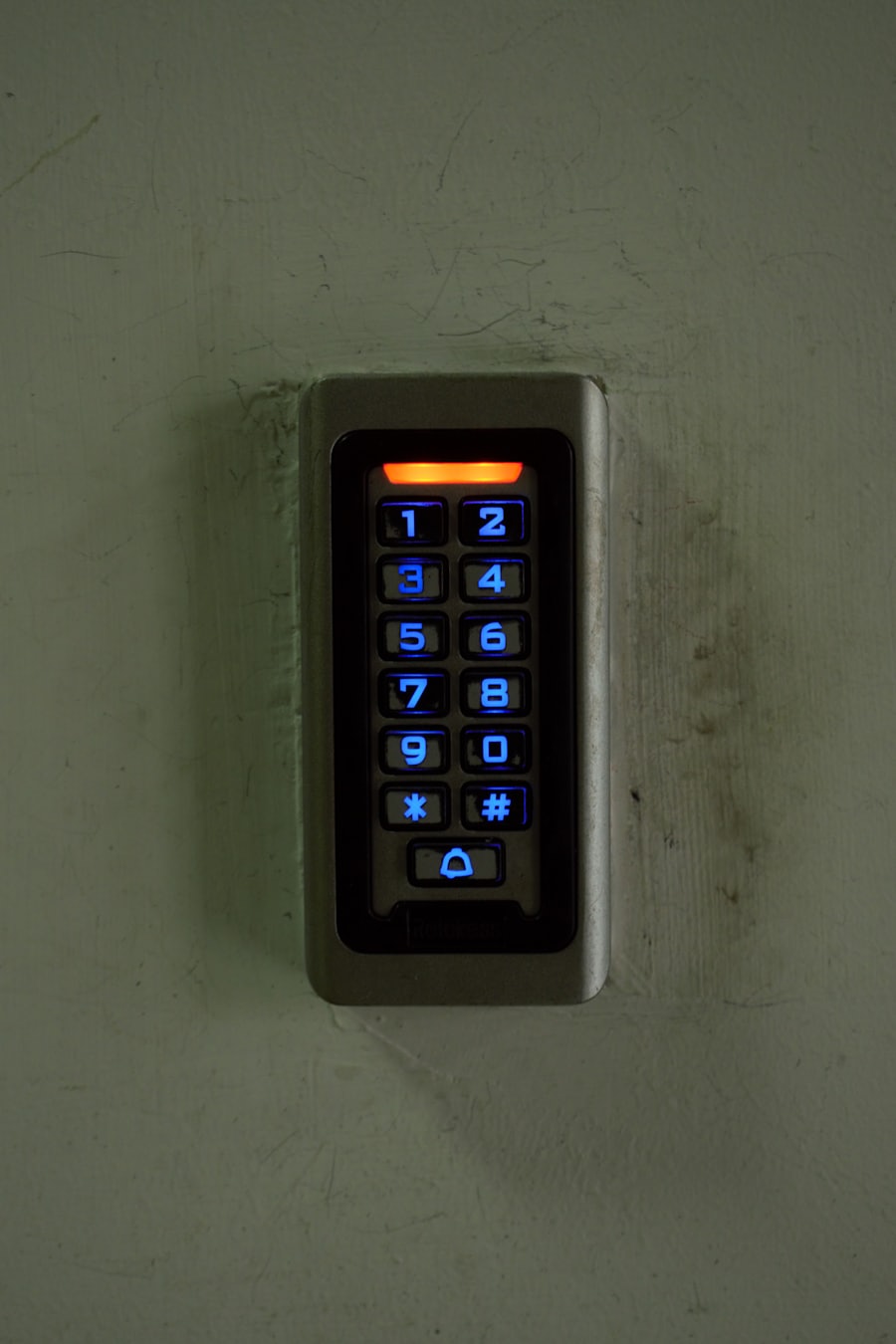 Teclado de control de acceso en la entrada de una oficina en Chile